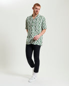 Carnaby Geo Print – short sleeve shirt with revere collar and relaxed fit in green pattern.