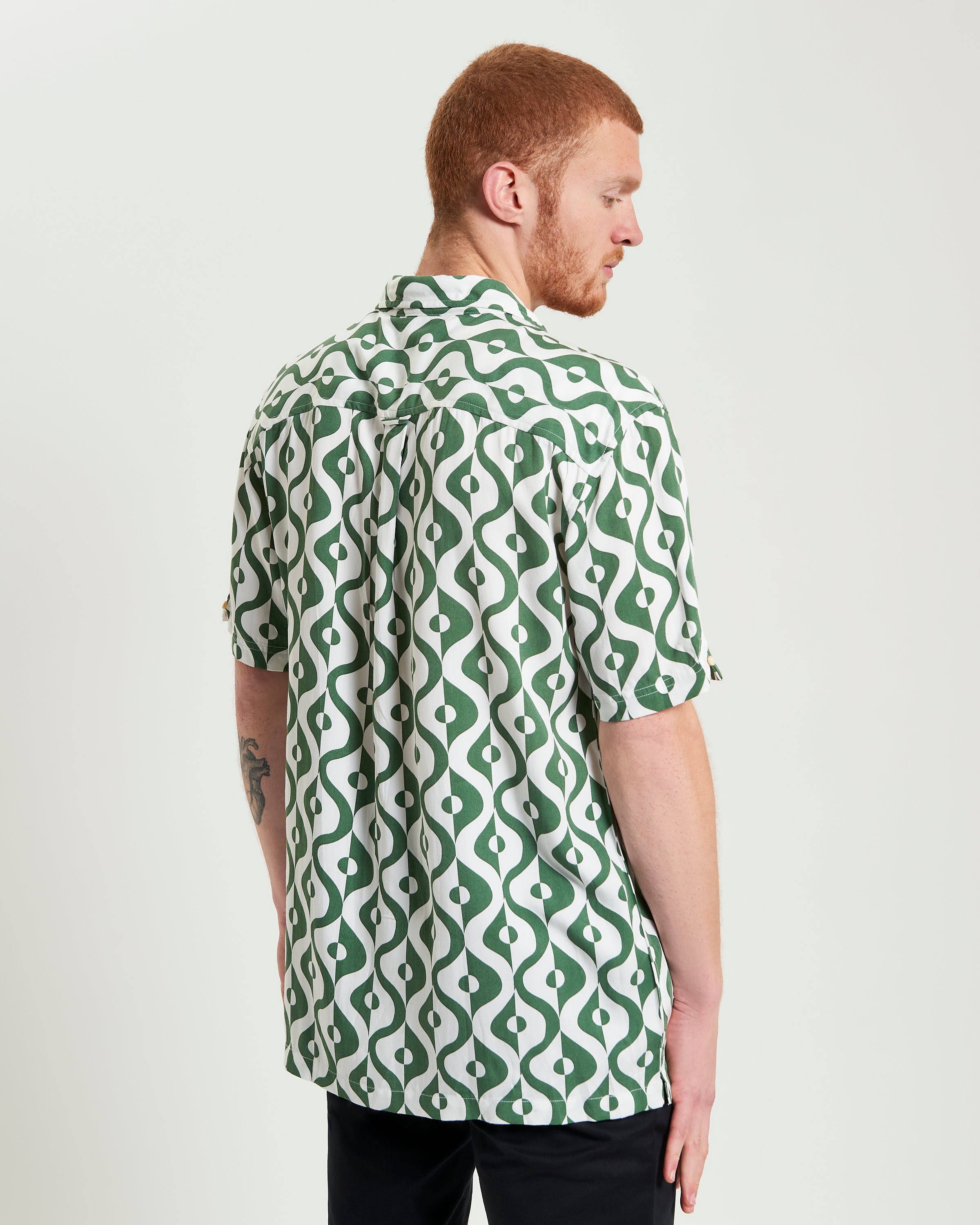 Carnaby Geo Print – Short sleeve shirt with revere collar and green geometric pattern.