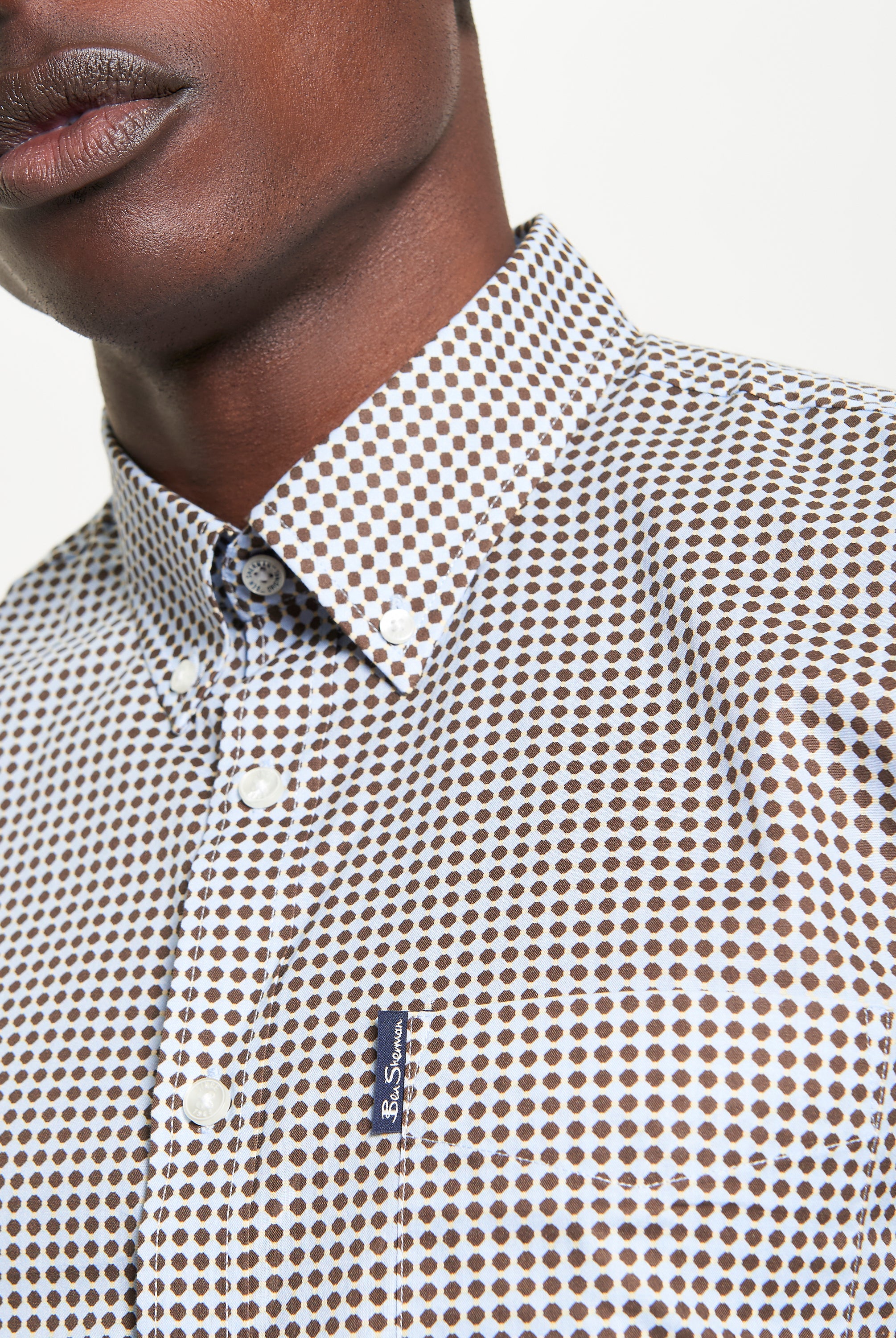 Geo Print – Modern shirt with a sharp button-down collar and chest pocket, made from 100% organic cotton.