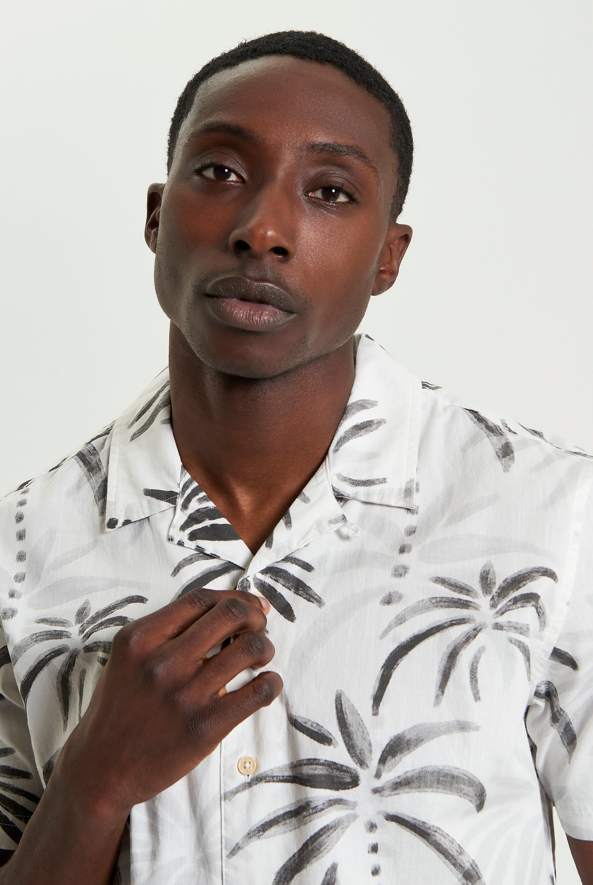 Palm Print Shirt – Short Sleeves – Relaxed Fit for Summer Style