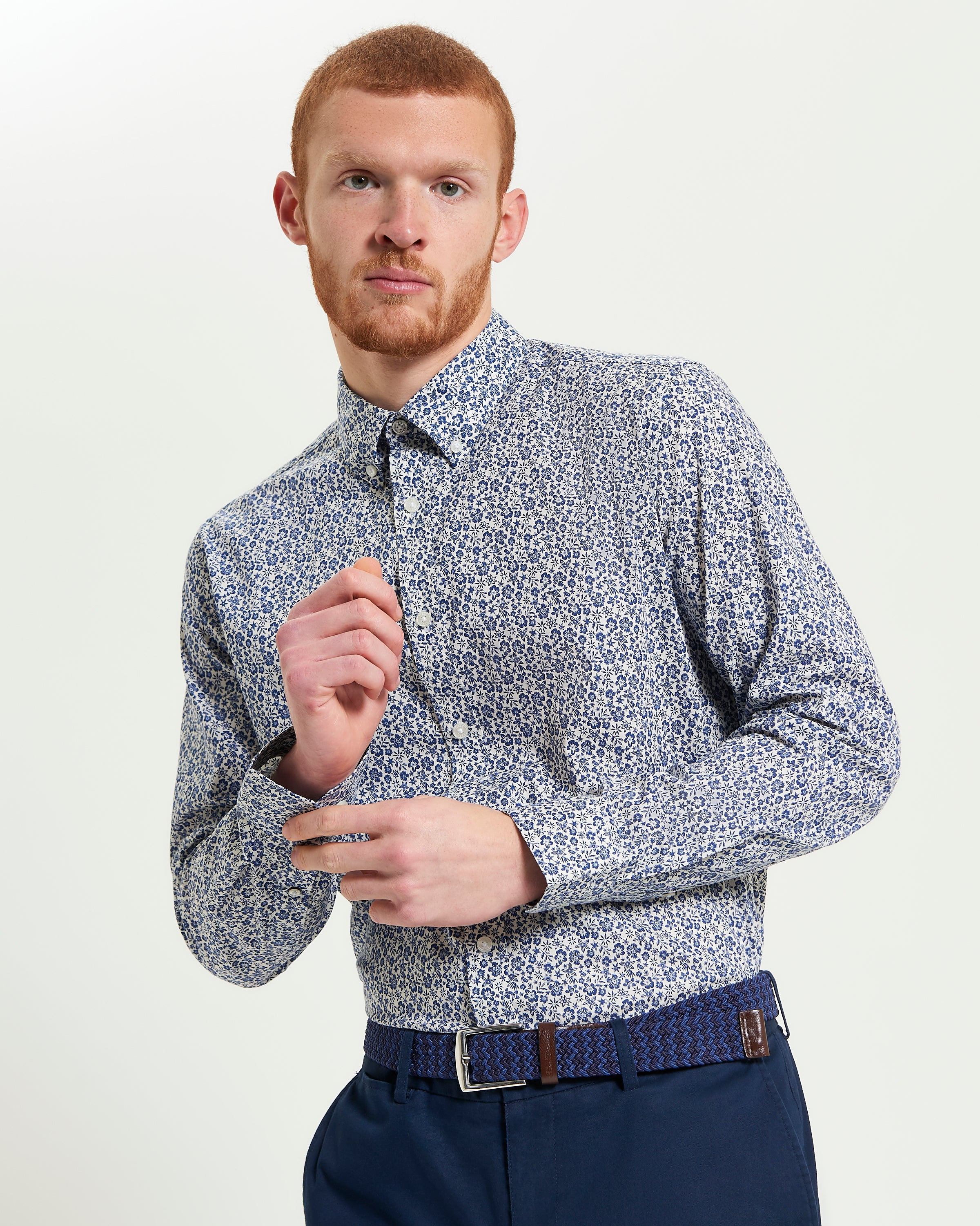 Mono Floral Print – long-sleeve shirt featuring refined button-down collar and floral pattern.