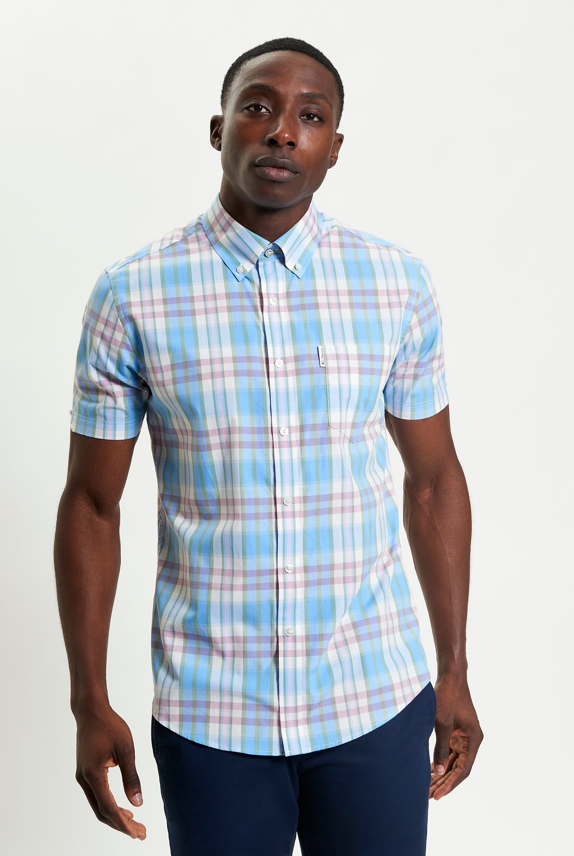 Irregular Check shirt in blue and pastel colors – short sleeve regular fit with button-down collar and curved hem.