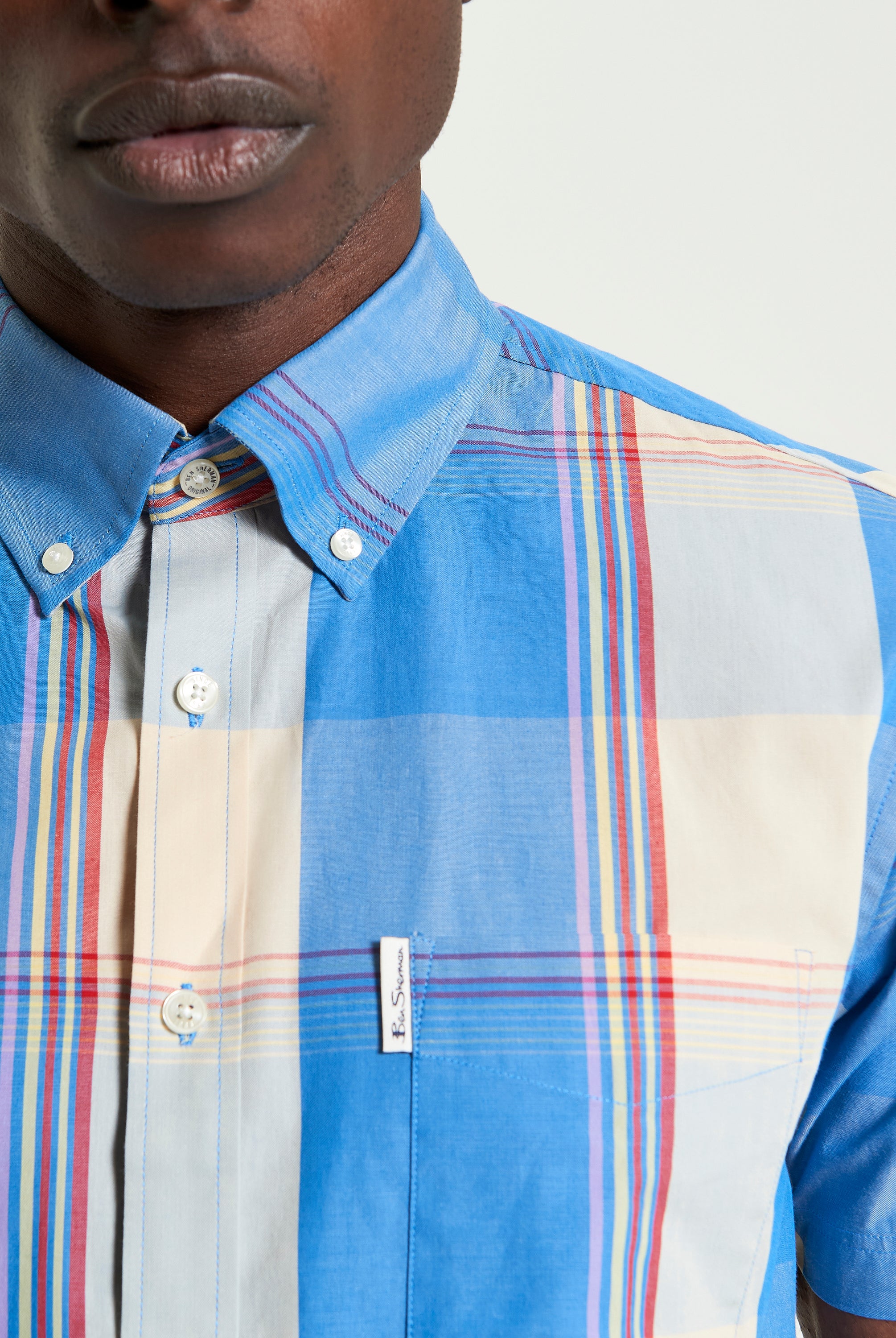 Multicolour Overcheck – Blue short-sleeve shirt with a bold overcheck print and three-finger button-down collar.