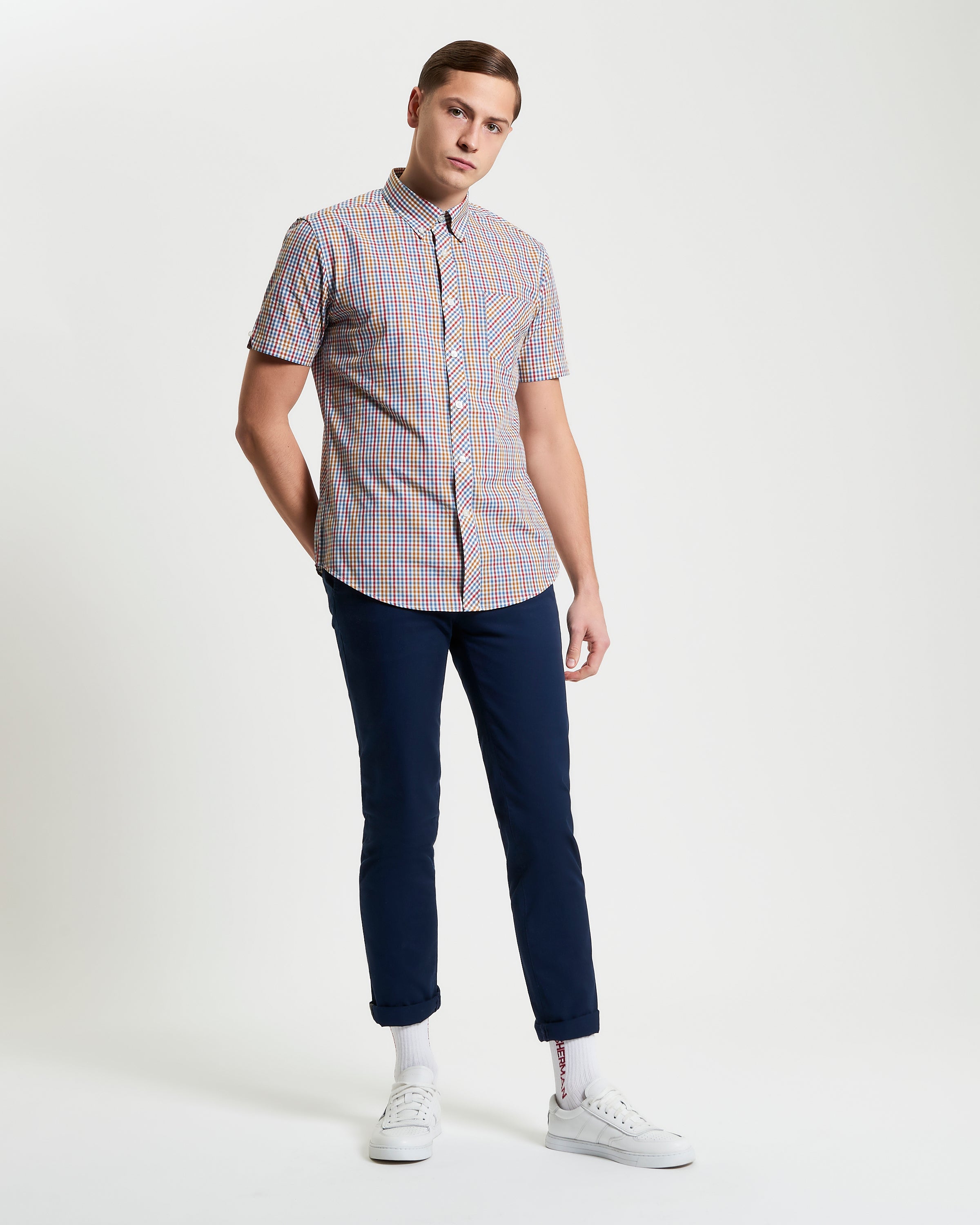 Mini Gingham – Short sleeve check shirt in a regular fit, worn with navy pants and white sneakers for a smart casual look.