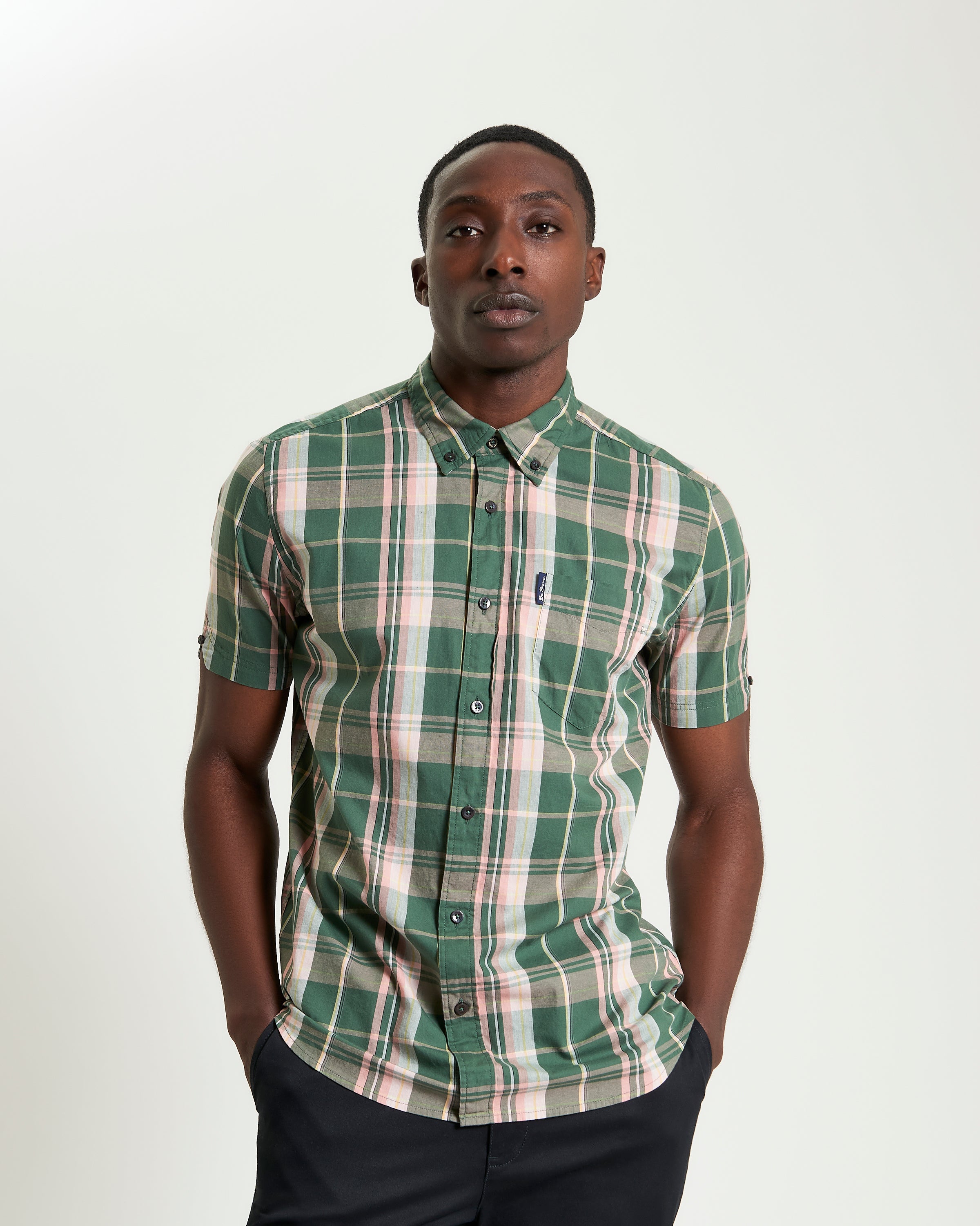 Slub Check – Green Short Sleeve Shirt with Button-Down Collar and Curved Hem