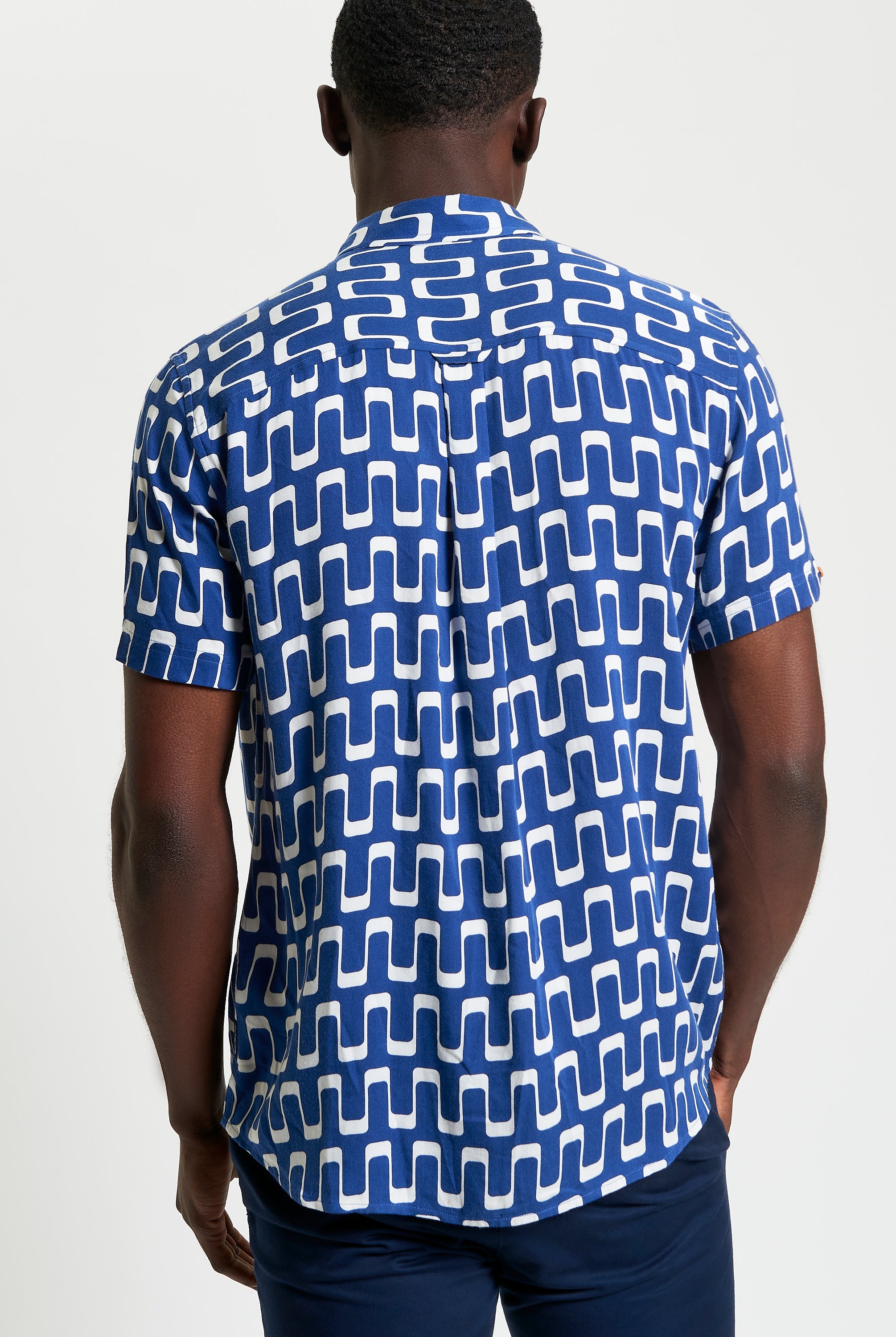 Jazz Print – Short sleeve shirt featuring a blue and white abstract wave motif, perfect for casual or evening wear.