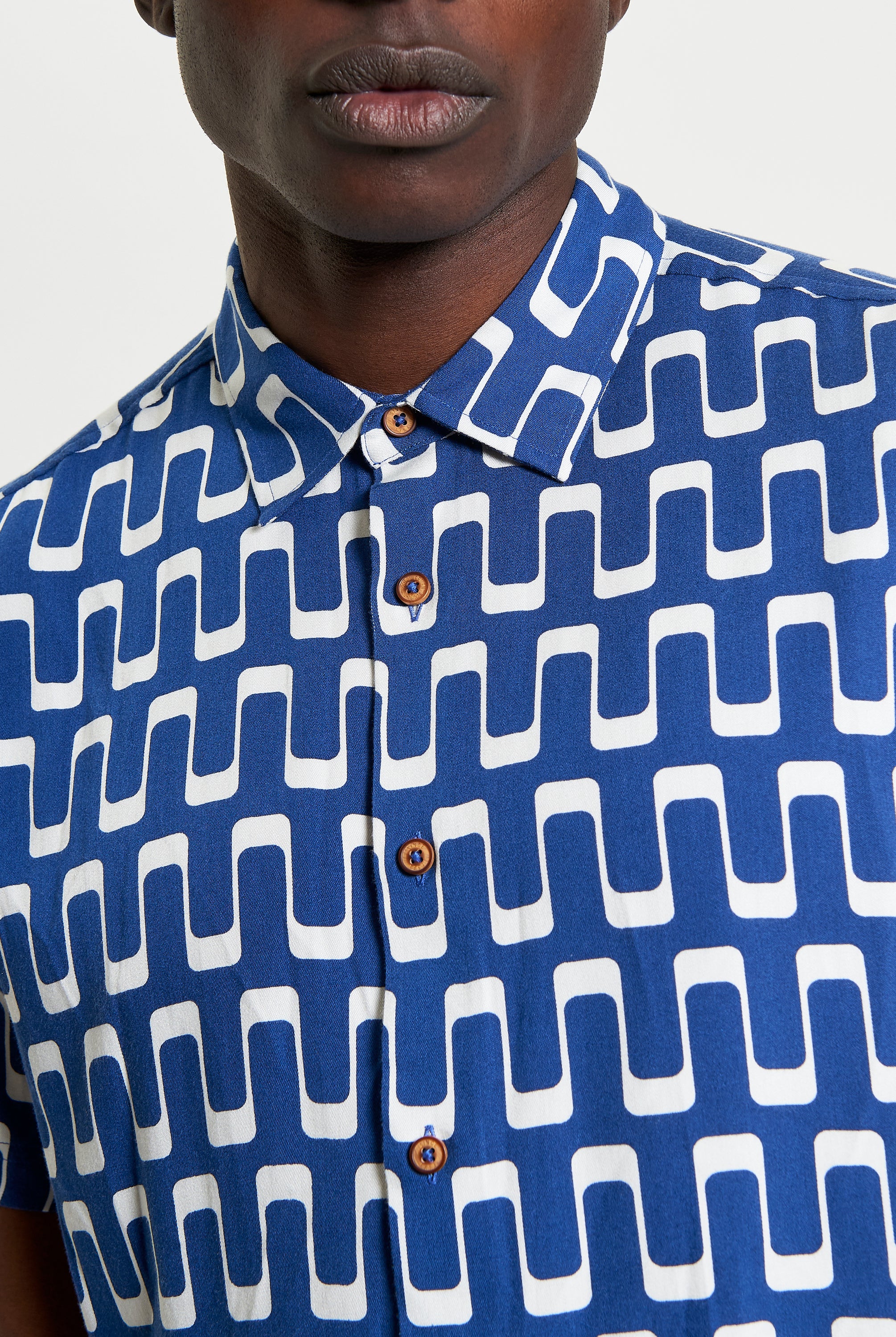 Jazz Print short sleeve shirt with abstract wave motif in blue and white, featuring a casual point collar and classic fit.