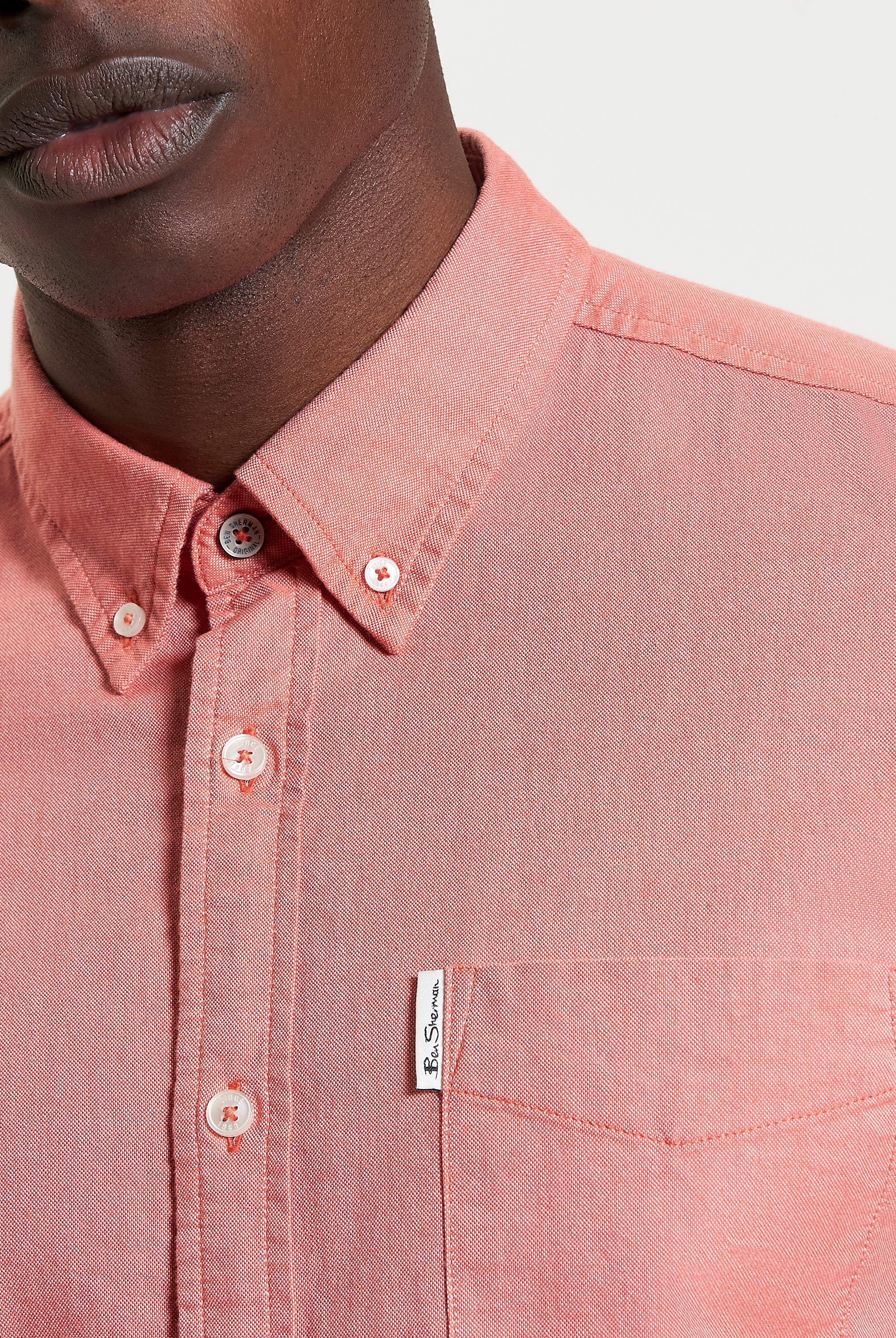 Signature Oxford Short Sleeve Shirt – Pink – Detail of collar and chest pocket with Ben Sherman label.