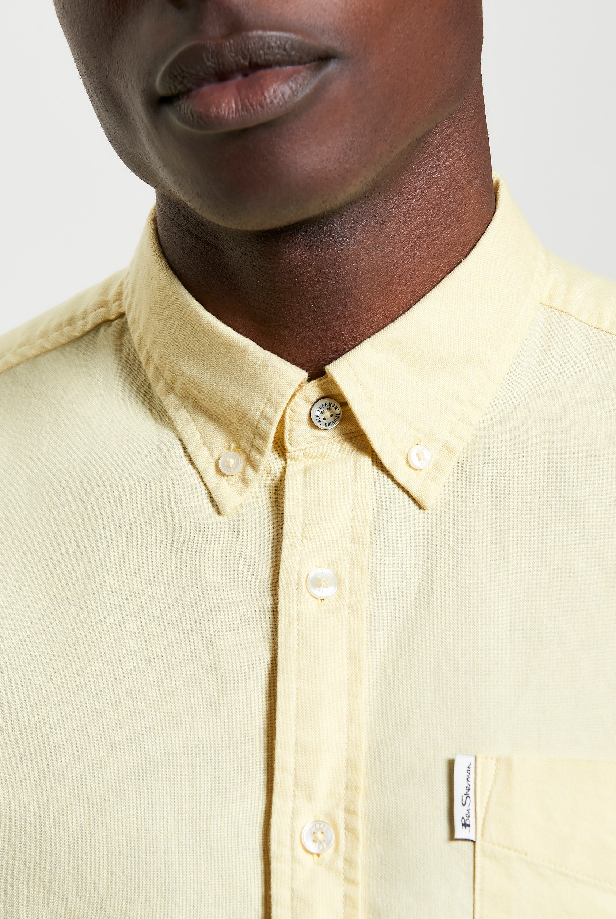 Signature Oxford Short Sleeve Shirt – yellow featuring a button-down collar and Ben Sherman label, showcasing a contemporary look.
