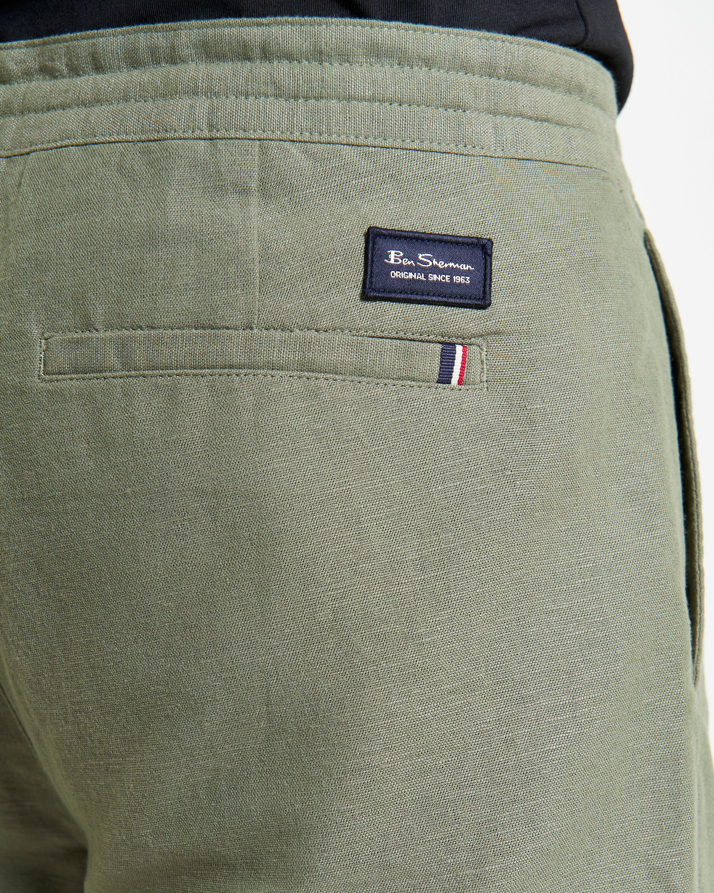 Linen Cotton Drawcord Short – detailed view of back pocket with Ben Sherman branding.