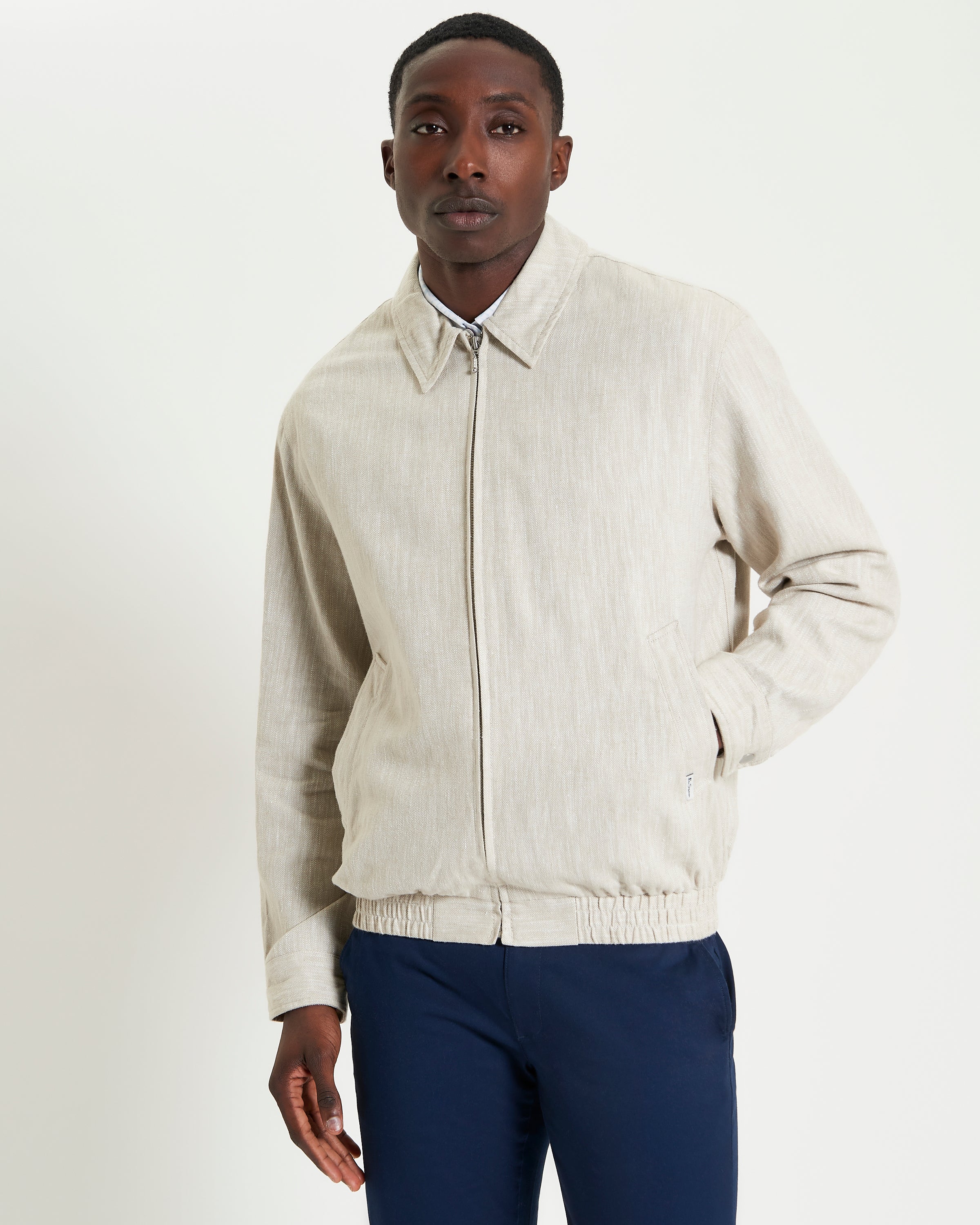 Linen Blouson – lightweight jacket with zip-front closure and elasticated hem, ideal for layered outfits.