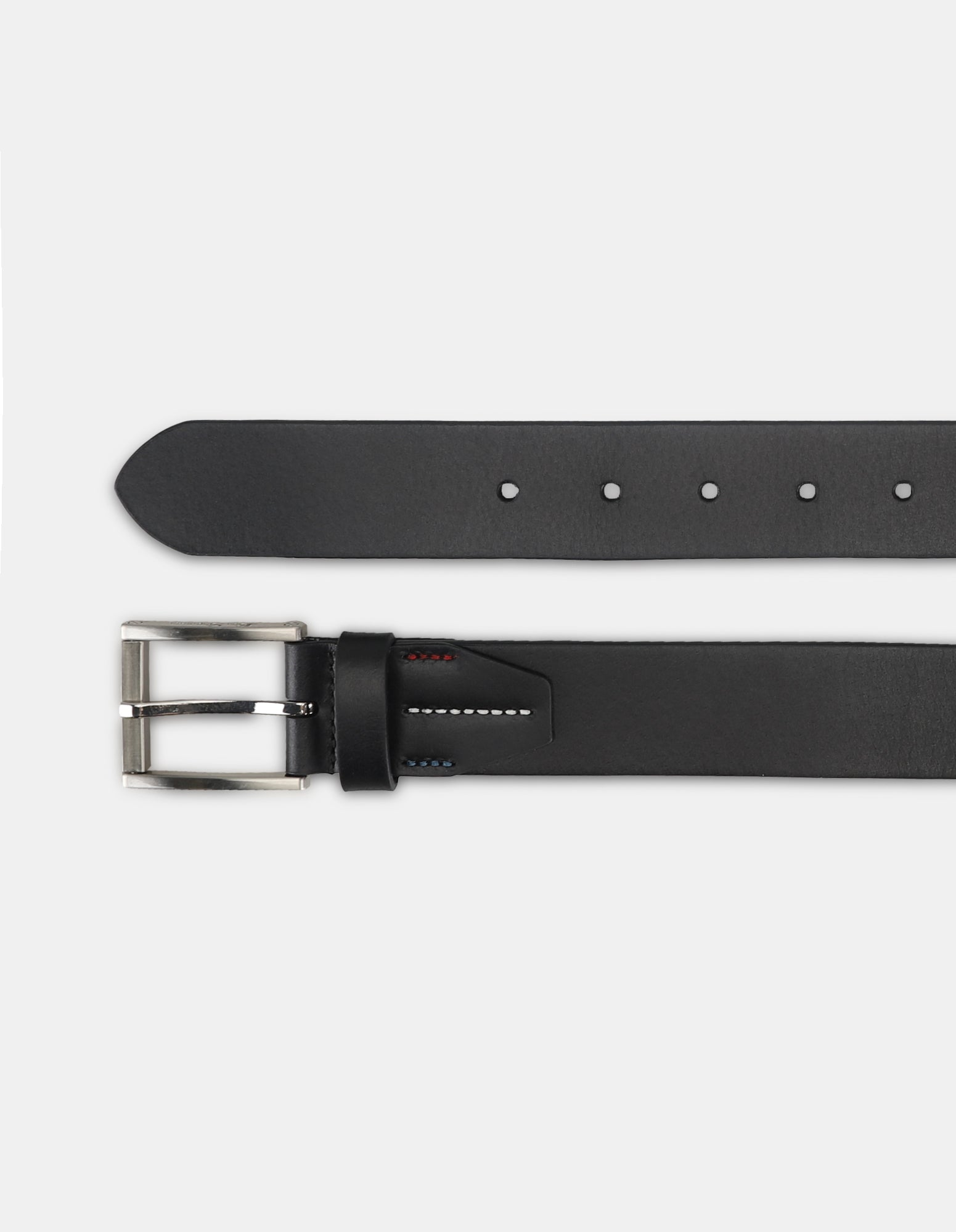 ROLLER BUCKLE BELT – Black leather belt with a sleek roller buckle design.