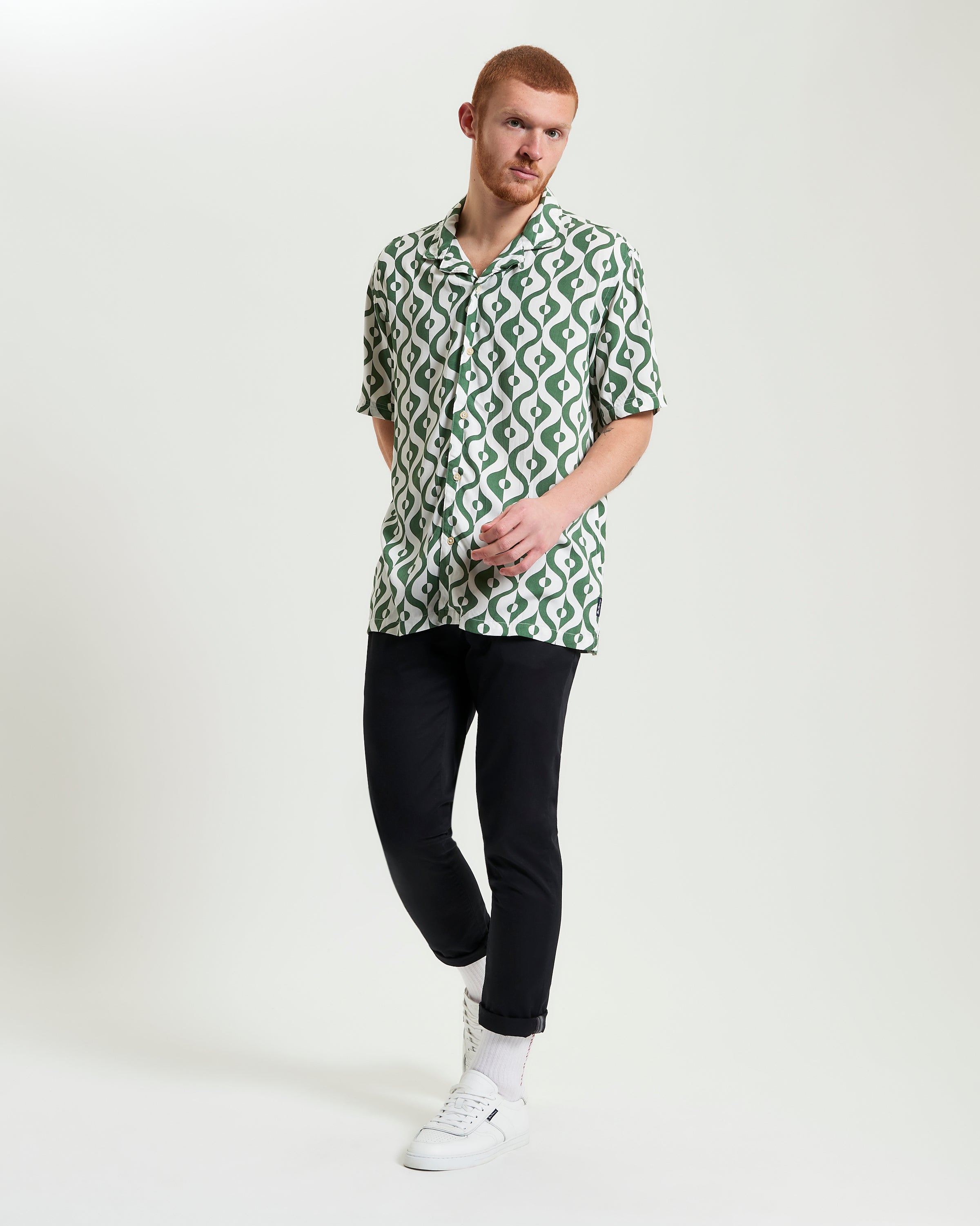 Carnaby Geo Print – short sleeve shirt with revere collar and relaxed fit in green pattern.
