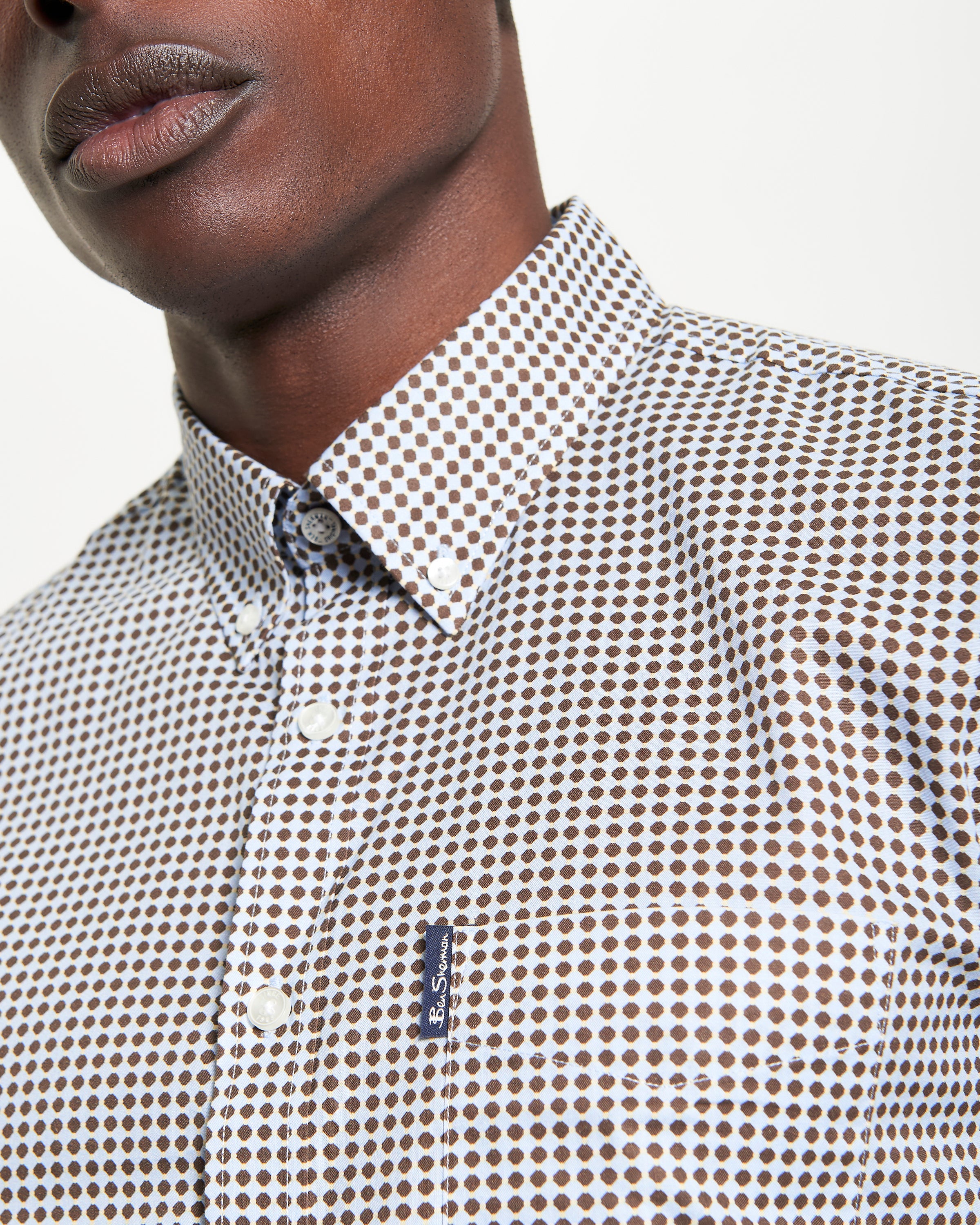 Geo Print – Modern shirt with a sharp button-down collar and chest pocket, made from 100% organic cotton.