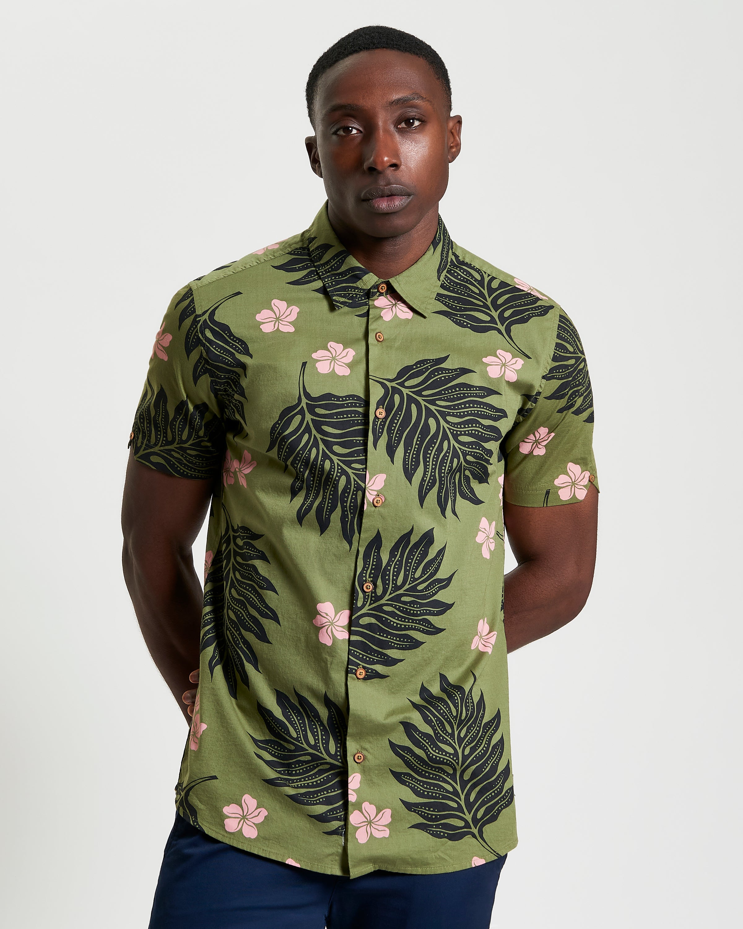 Botanical Print – Short sleeve botanical print shirt in green with pink flowers, casual fit for summer style.