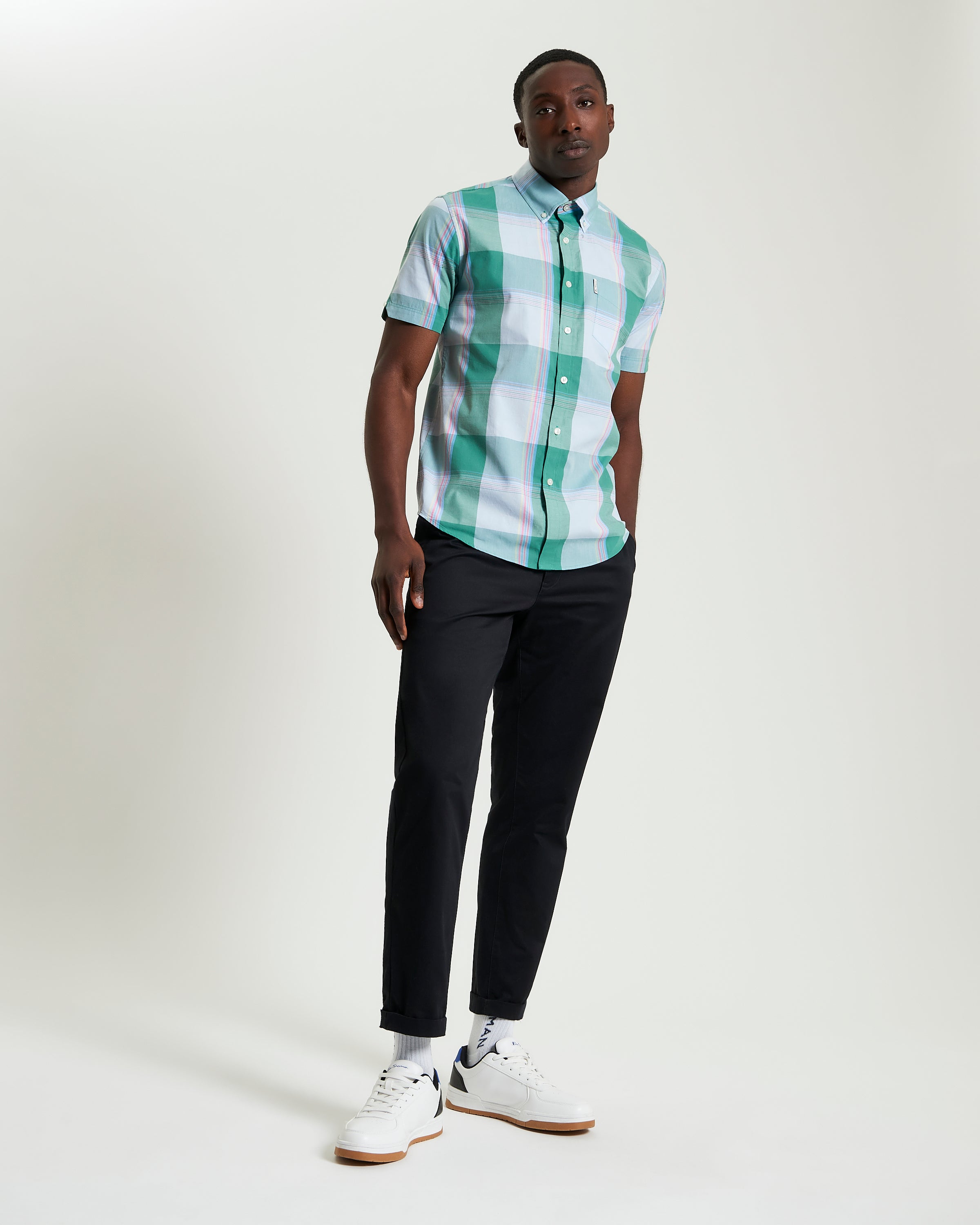 Multicolour Overcheck – Short-sleeve shirt in vibrant pattern and smart tailoring, featuring a curved hem and button-down collar.