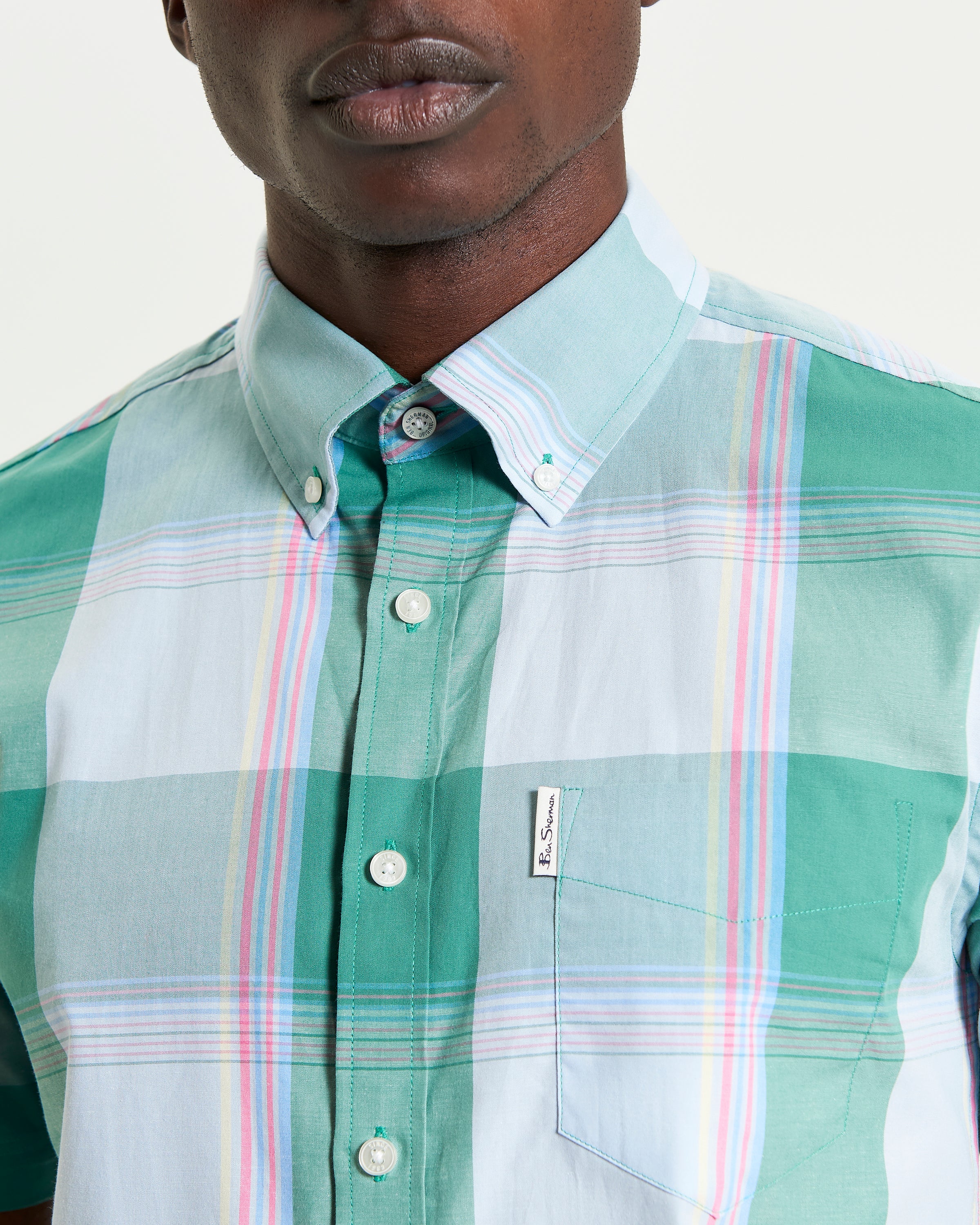 Multicolour Overcheck – Short-sleeve shirt featuring a bold overcheck print and vibrant stripes in organic cotton.