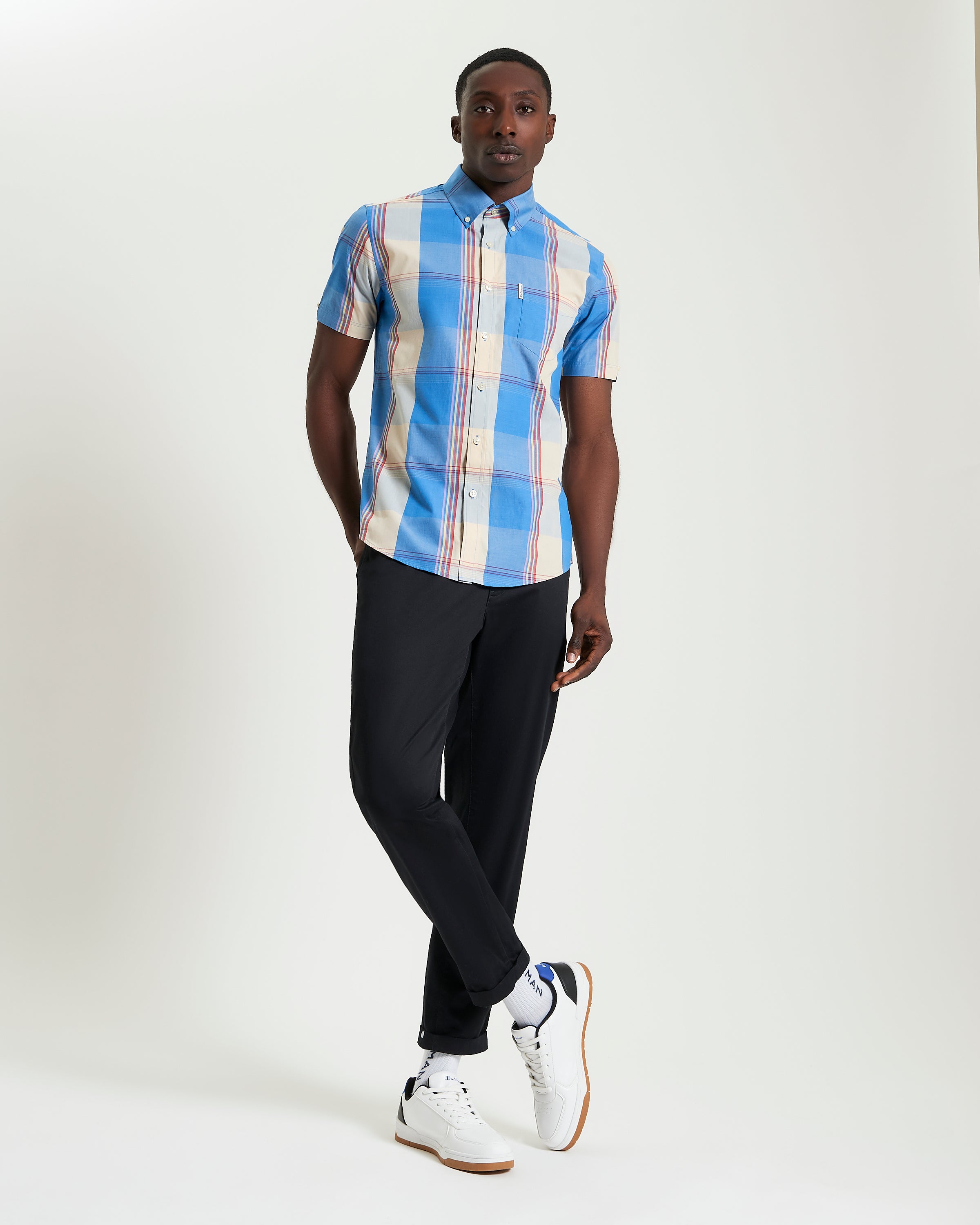 Multicolour Overcheck – Blue and White Short Sleeve Shirt with Curved Hem and Button-Down Collar