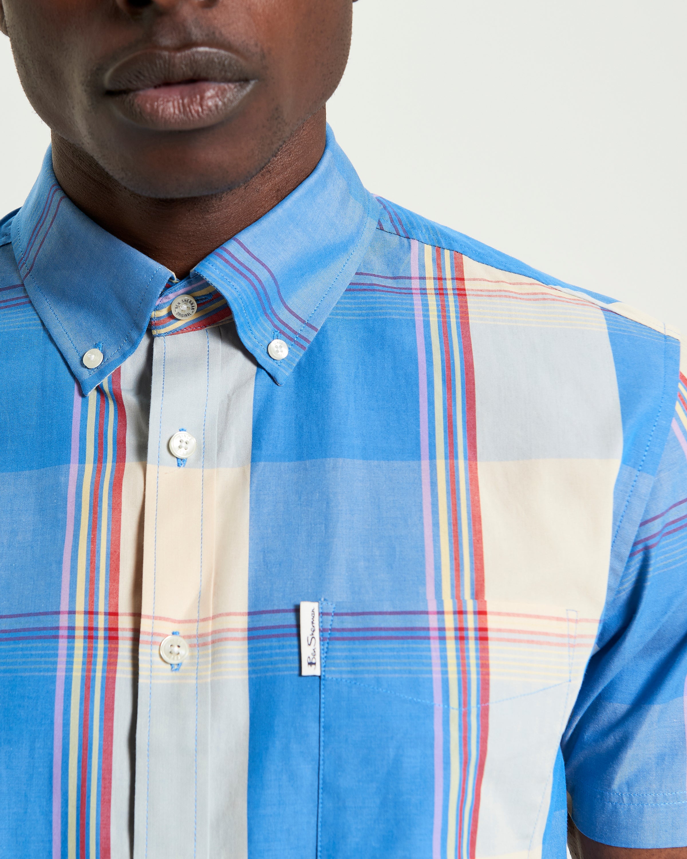Multicolour Overcheck – Blue short-sleeve shirt with a bold overcheck print and three-finger button-down collar.