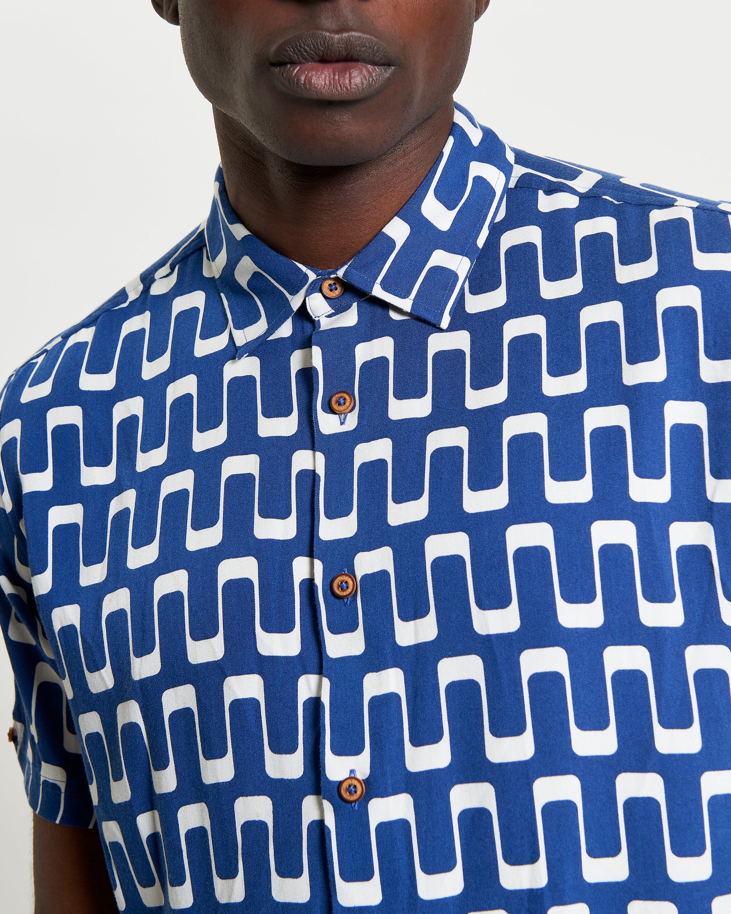 Jazz Print short sleeve shirt with abstract wave motif in blue and white, featuring a casual point collar and classic fit.