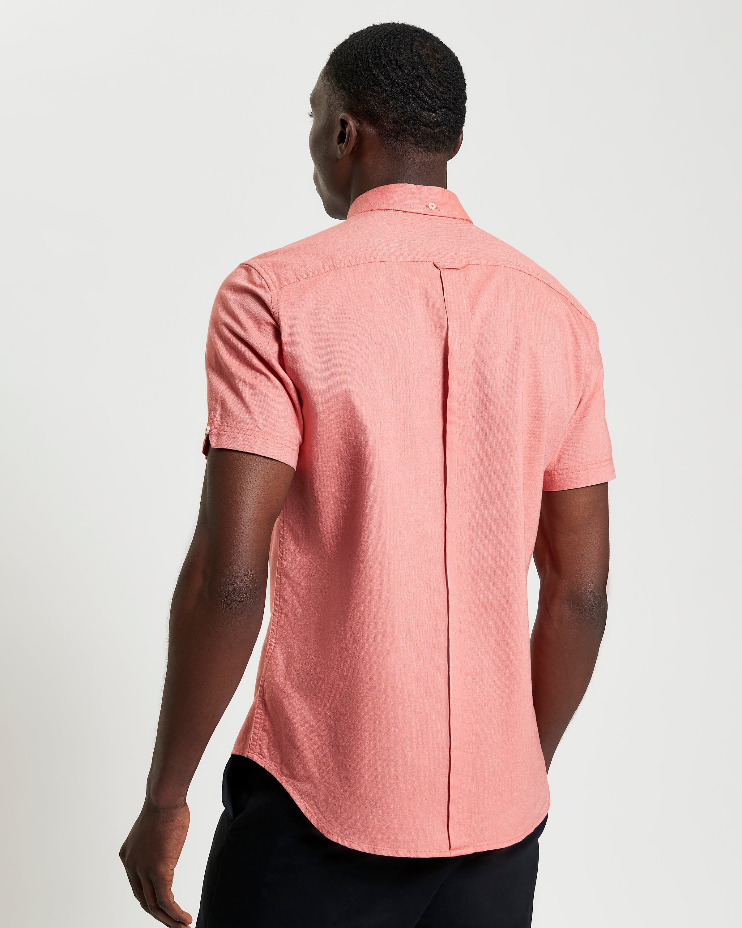 Signature Oxford Short Sleeve Shirt – Pink – Back view showcasing the clean fit and back box pleat detail.