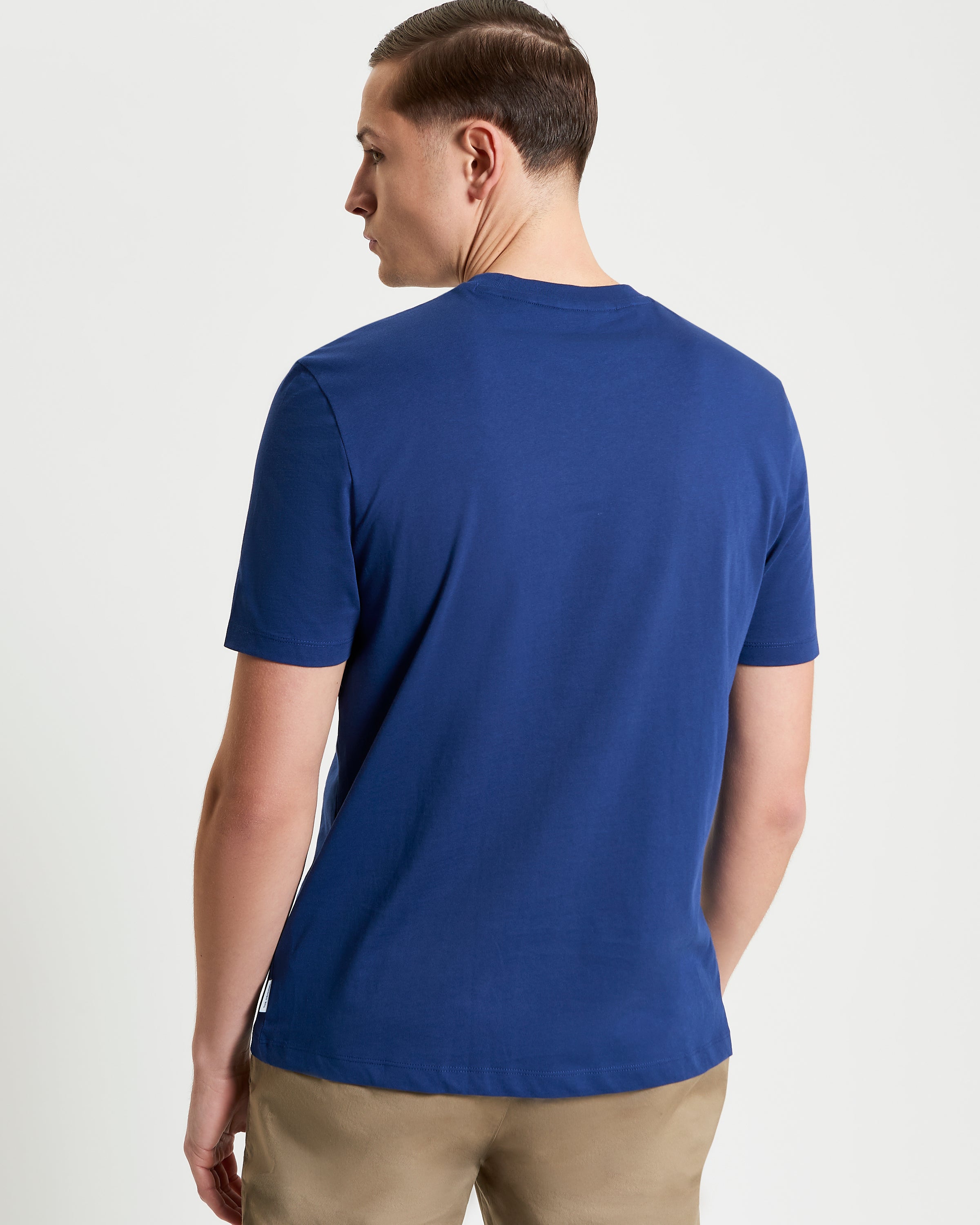 Record Target – back view of a man wearing a blue regular fit tee made from organic cotton.