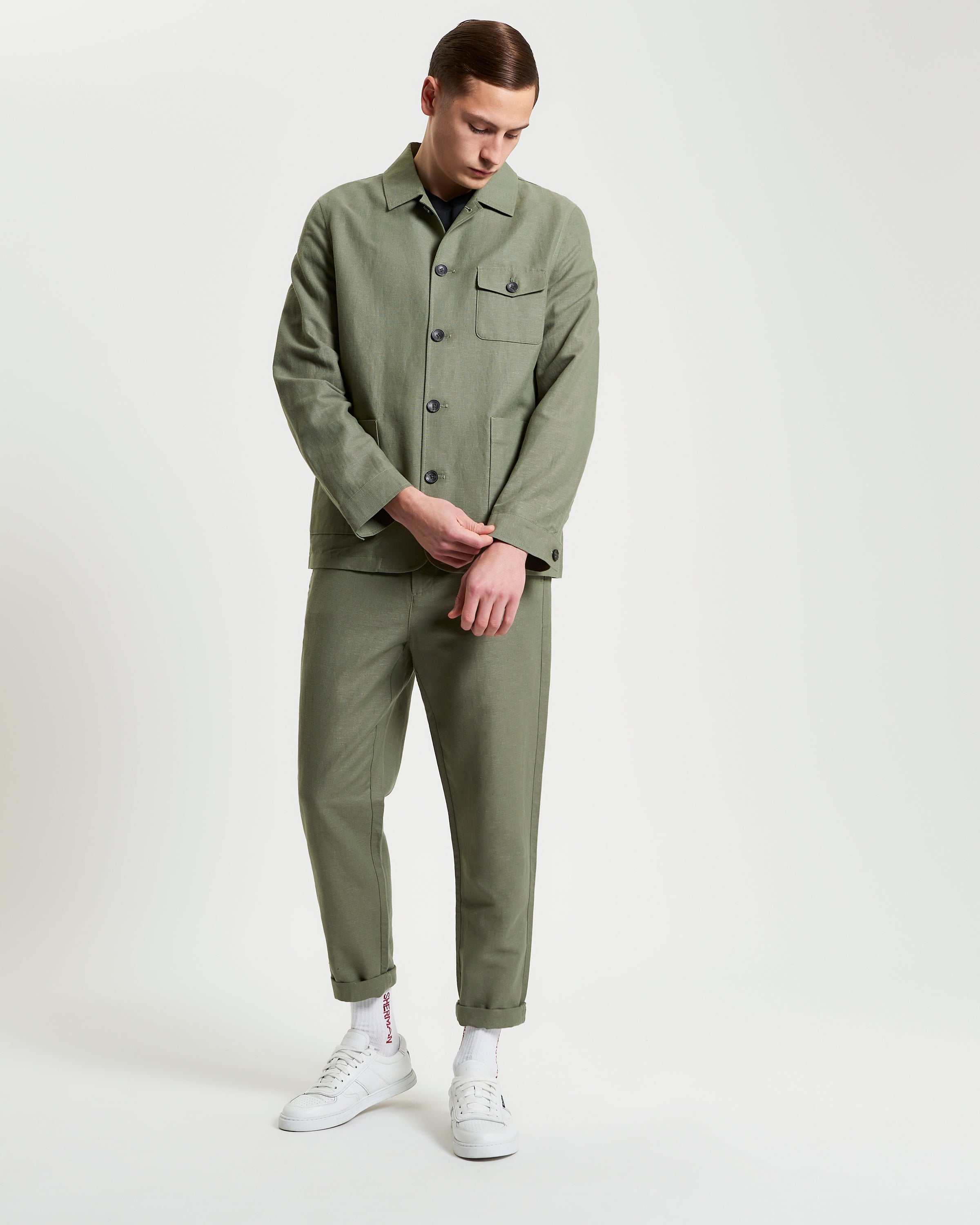 Linen Cotton Trouser – olive green – slim fit trousers paired with a matching jacket for a stylish warm-weather look.