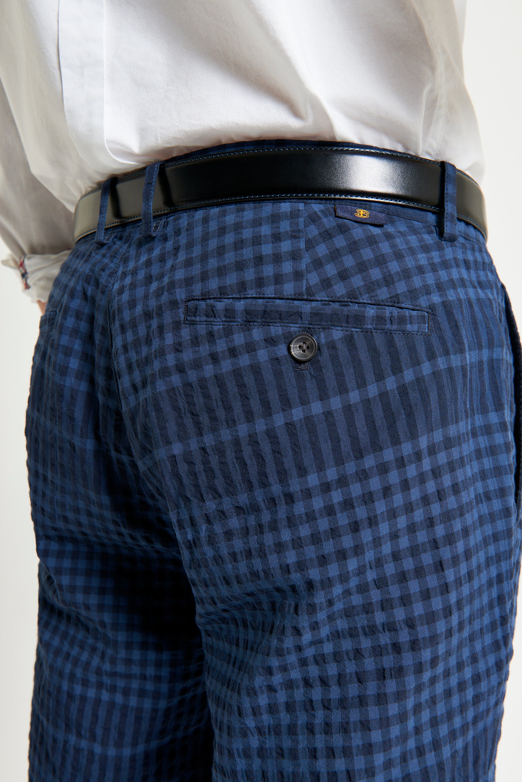 Seersucker Check Short – dark blue checked shorts with button welt pocket and relaxed fit
