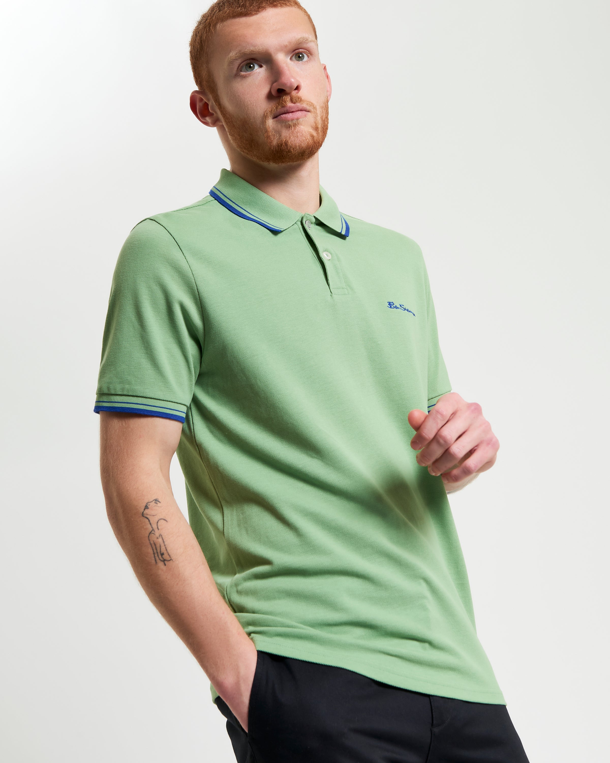 Signature Pique Polo – green regular fit with contrast detailing for polished casual wear.