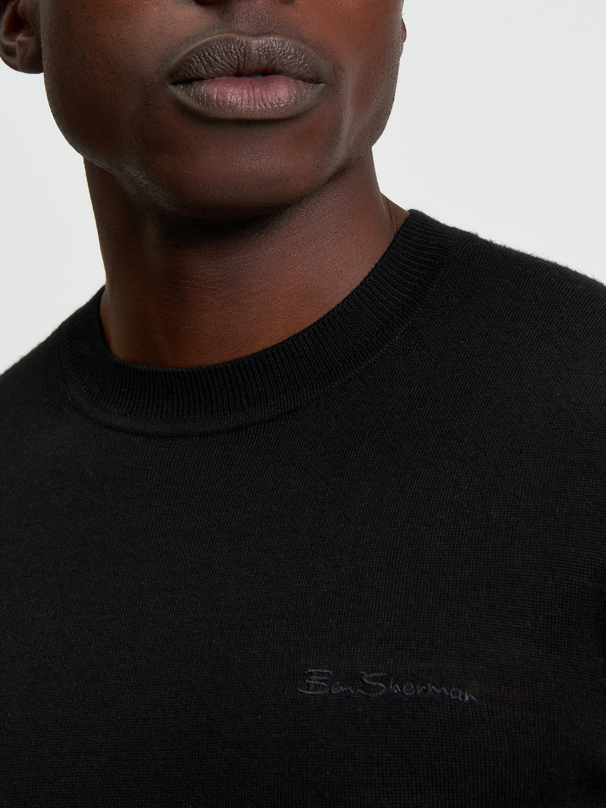 Merino Crew Neck - Black - Close Up