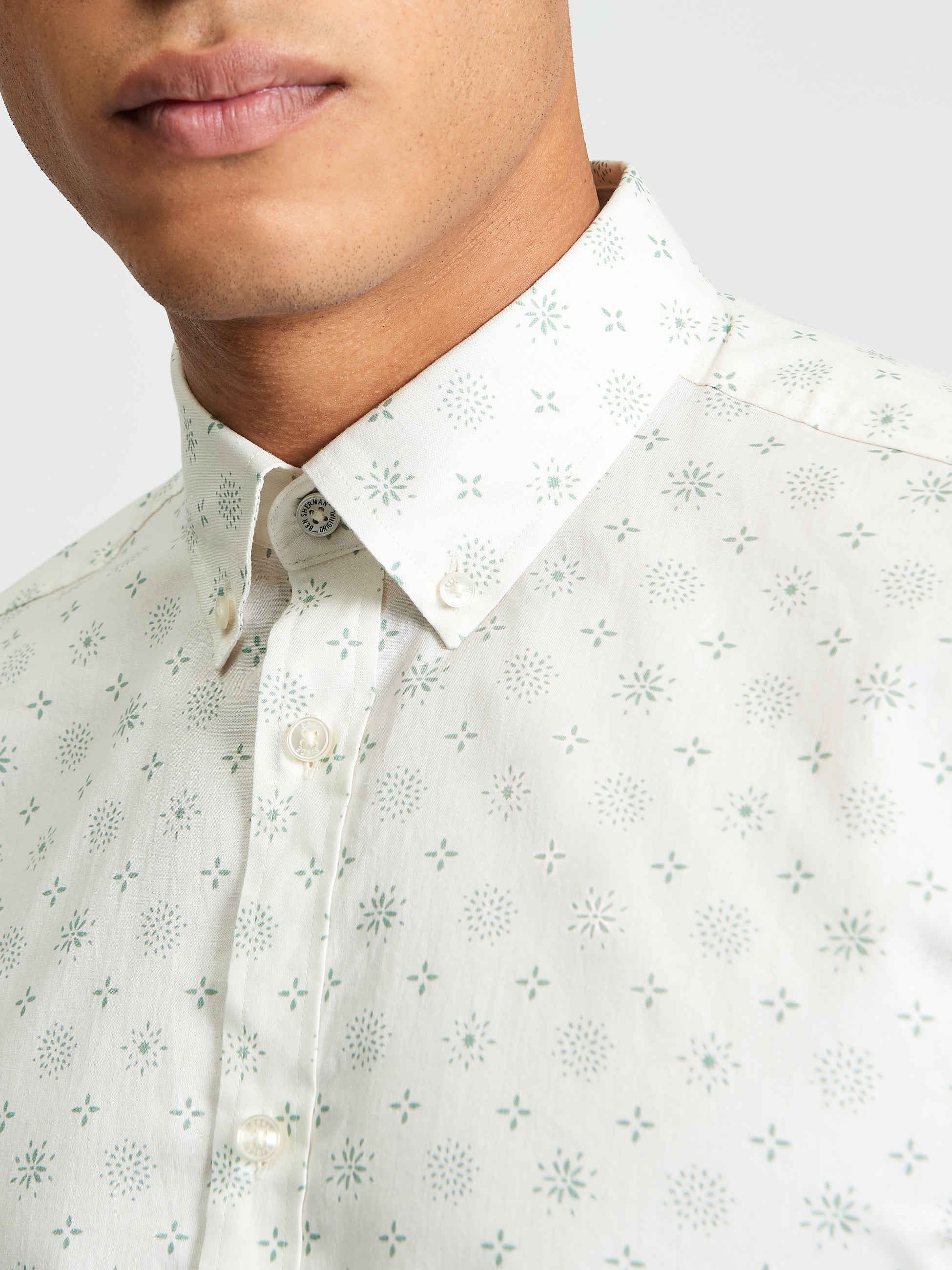 Short Sleeve Scattered Geo Print Shirt - Sage - Close-Up